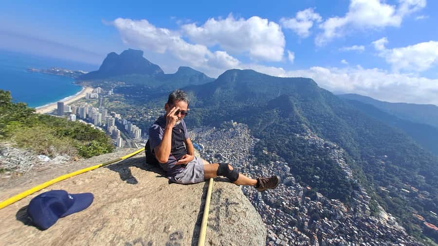 AVenturismo 2 Irmãos hill + Vidigal Favela - Local food stops from bar to market