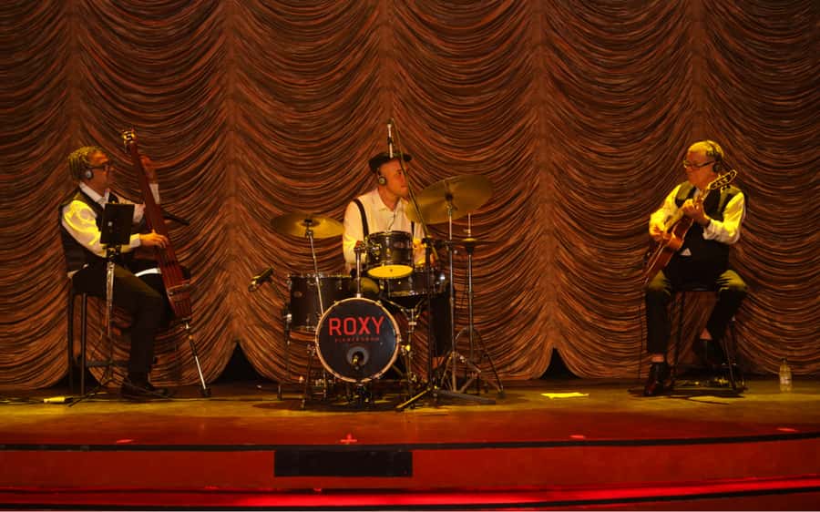 By Night Tour: Roxy Dinner Show & Transfer - Practical details that can improve your night
