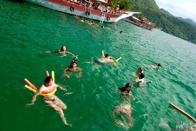 Exploring Angra Dos Reis and Ilha Grande in One Day - The schooner atmosphere: fun, loud, and not peaceful
