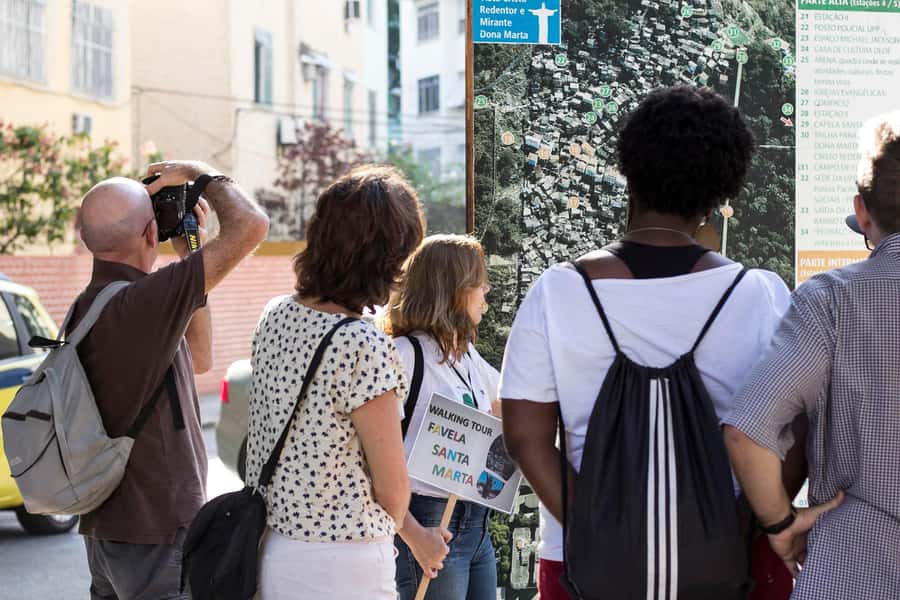 Favela Santa Marta: Walking Tour with local guide - Language, group size, and guide quality