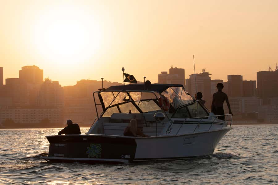 Glória: Sunset Speedboat Cruise with Drinks and Snacks - Museum of Tomorrow and the eastern bay