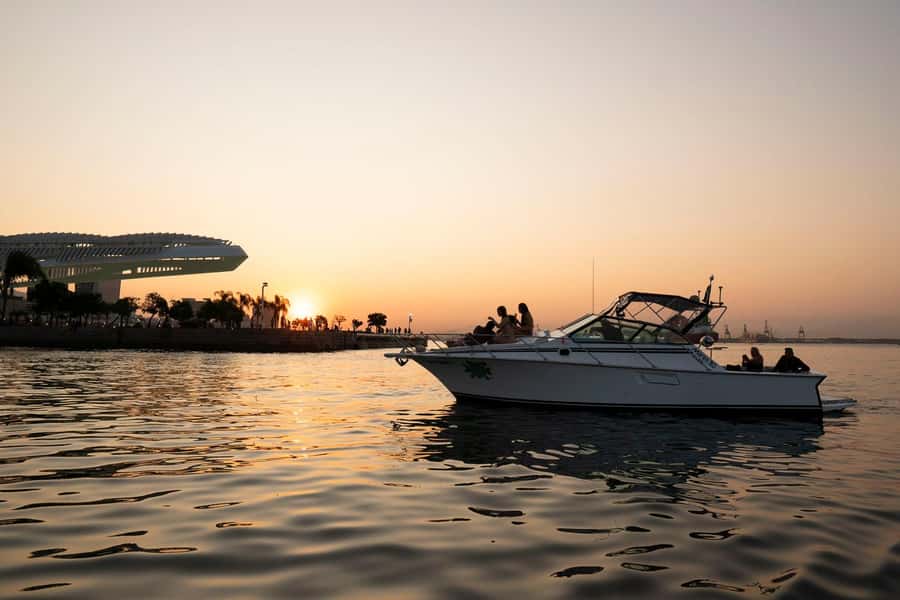 Glória: Sunset Speedboat Cruise with Drinks and Snacks - Urca, Sugarloaf, and the golden return