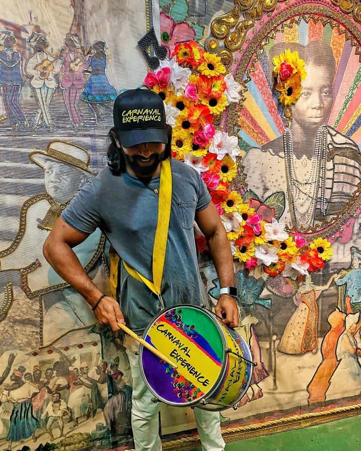 Rio de Janeiro: Carnaval Backstage Tour and Samba Class - Seeing how the costumes are made