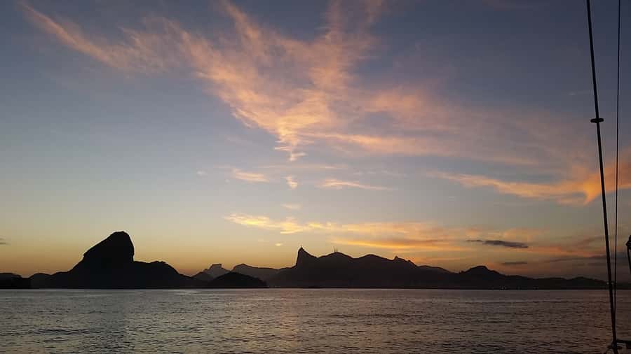 Rio de Janeiro: Guanabara Bay Sunset Sailing Tour & Drinks - Why Guanabara Bay is the right place for a sunset sail