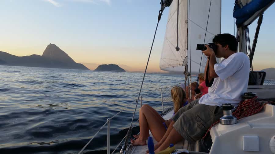 Rio de Janeiro: Guanabara Bay Sunset Sailing Tour & Drinks - Leaving the marina and settling into the sailboat