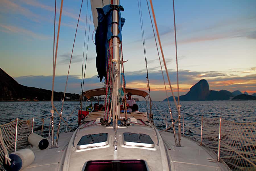 Rio de Janeiro: Guanabara Bay Sunset Sailing Tour & Drinks - Drinks, snacks, and the onboard atmosphere