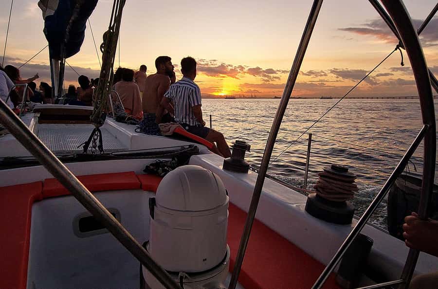 Rio de Janeiro: Guanabara Bay Sunset Sailing Tour & Drinks - Crew service and the feel of the outing