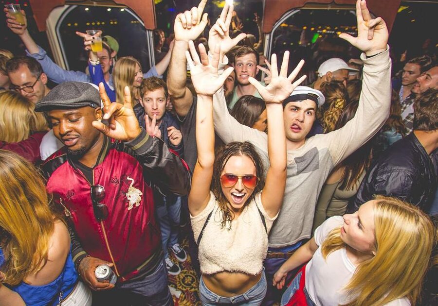 Rio de Janeiro: Late Night Boat Party with DJ and Dancing - Music, crowd, and the social side of the night