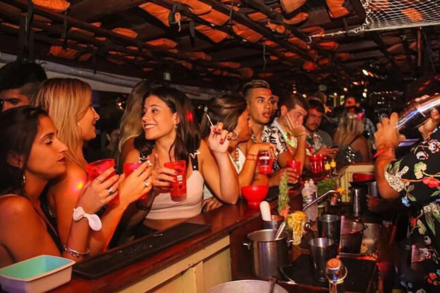 Rio de Janeiro: Late Night Boat Party with DJ and Dancing - Who should book this late-night cruise