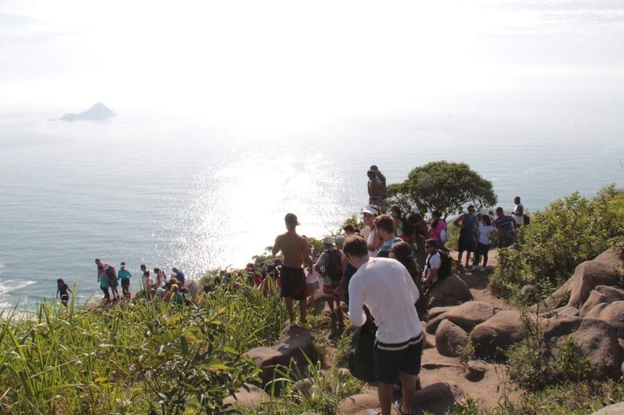 Rio de Janeiro: Pedra do Telégrafo Trail Hike and Ocean View - Getting the famous Pedra do Telégrafo photograph