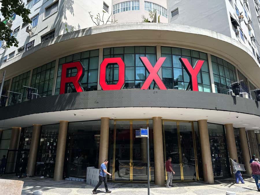 Rio de Janeiro: Roxy Dinner Show with Hotel Pickup - From old cinema to Copacabana nightspot
