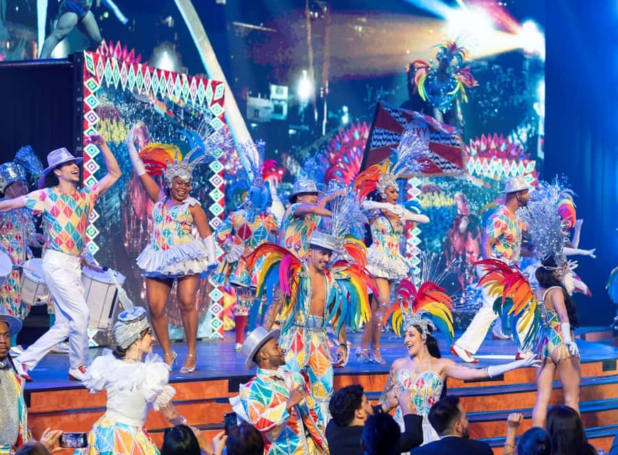 Rio de Janeiro: Roxy Dinner Show with Hotel Pickup - Bossa Nova sets the first mood
