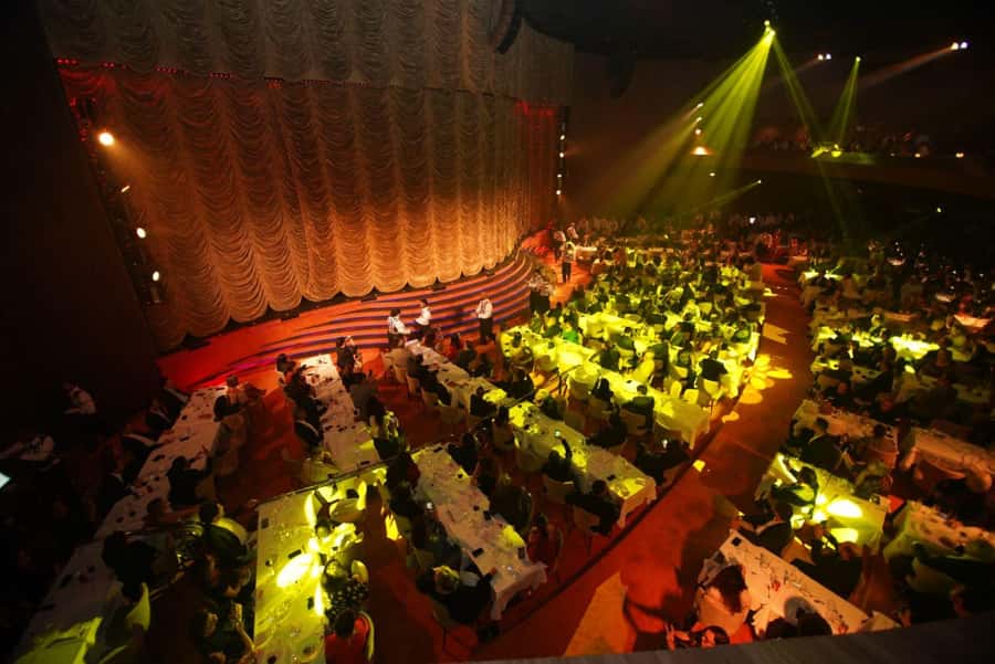 Rio de Janeiro: Roxy Dinner Show with Hotel Pickup - Colors, lights, poetry, and technology