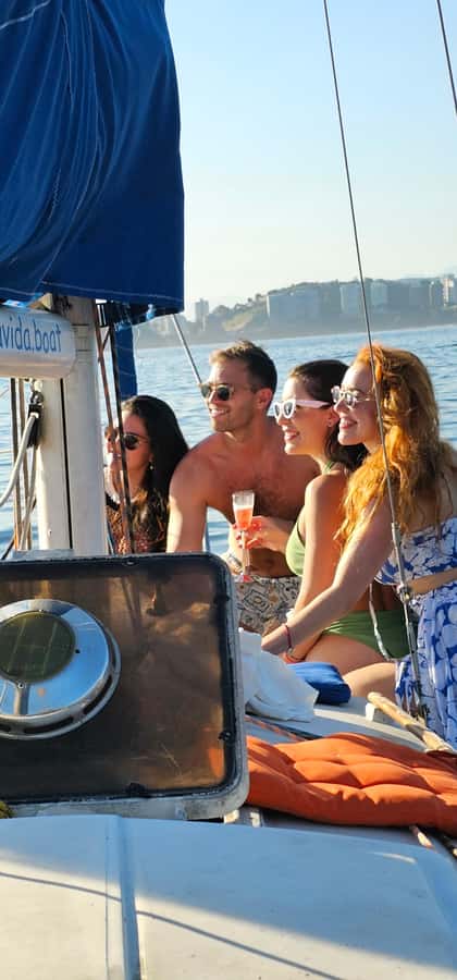 Rio de Janeiro: Sailing Sunset Tour with Snacks and Drinks - Caipirinhas, beer, fruit, and snacks on board