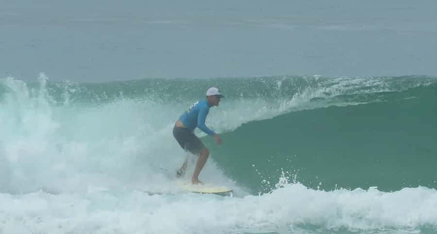 Rio de Janeiro: Surflessons and surfcoach. - Equipment, showers, and the land-based training space