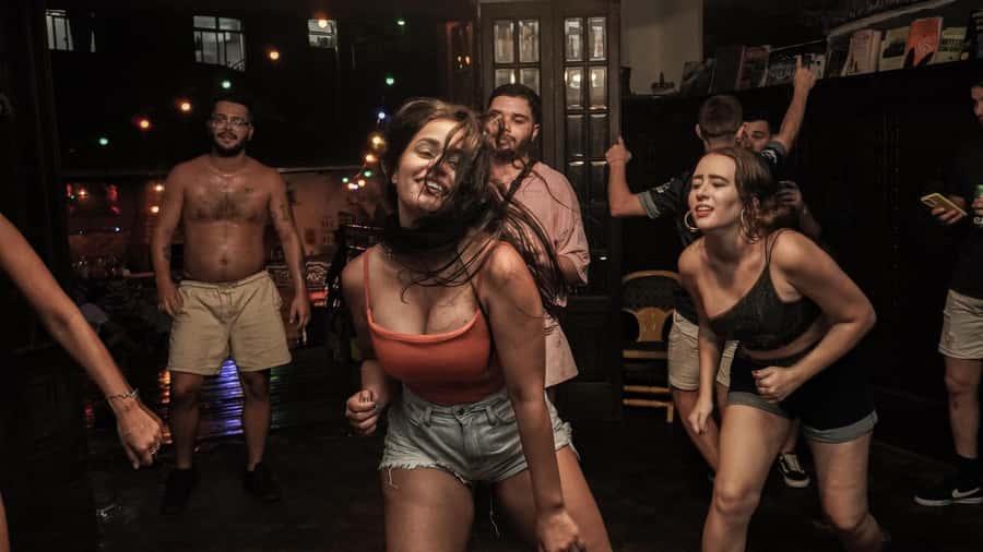 Rio Experience: Caipirinha Workshop (2 Caipis) + Funk Class - The evening begins at Pura Vida Hostel