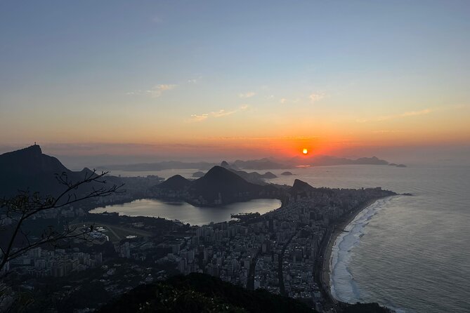 Sunrise at Morro 2 Irmãos - Vidigal - Rio de Janeiro - Key points at a glance