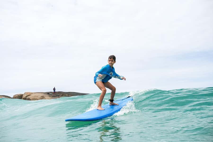 Surf lessons with local instructors in Copacabana/ipanema! - Your first hour on a Rio surfboard