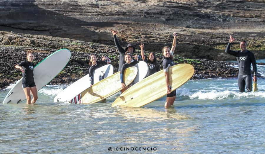 Surf lessons with local instructors in Copacabana/ipanema! - Stretching, board position, and the first attempt