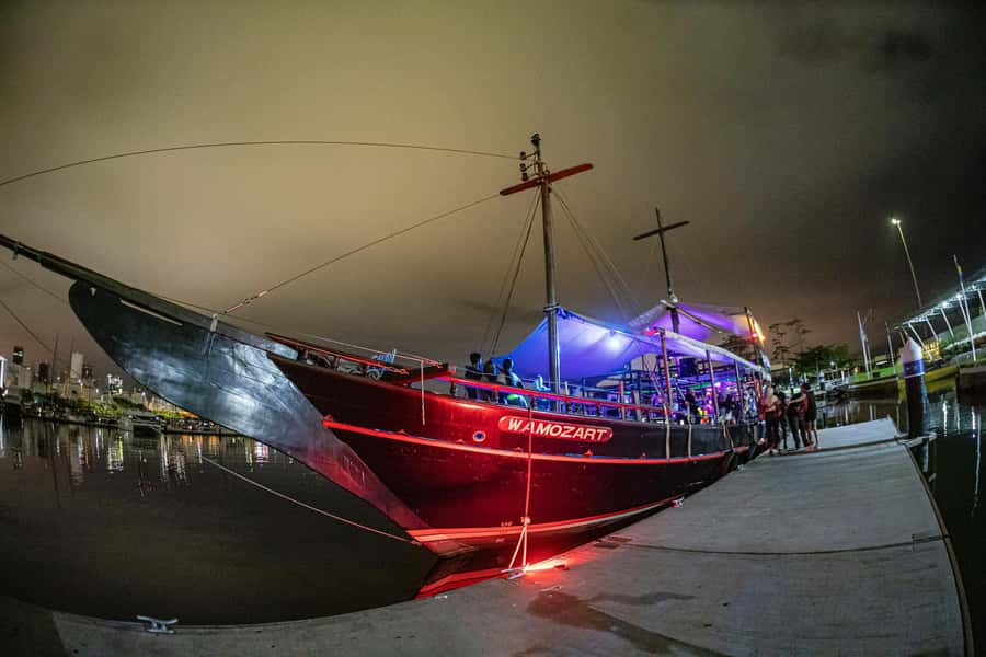 Unforgettable Boat Party - The night begins at Marina da Glória